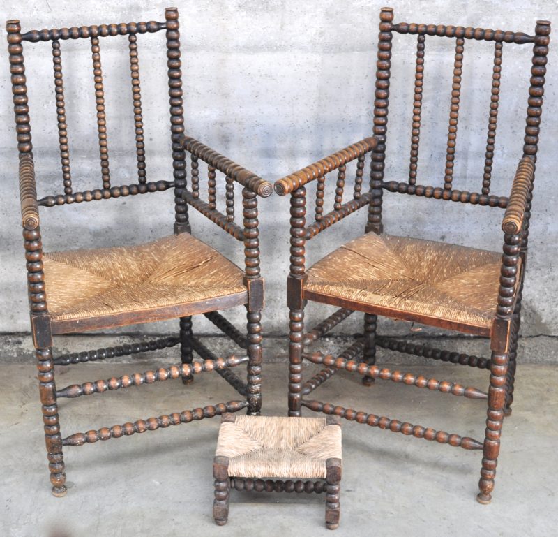 Een paar stoelen met getorste stoelen notenhout met gelijkaardig voetbankje.