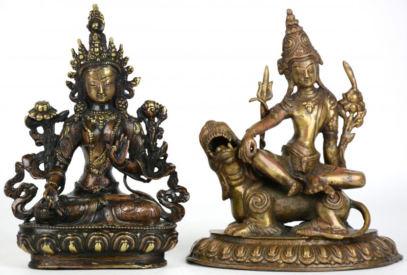 Een zittende Boeddha en een zittende Boeddha op een fabeldier van brons.