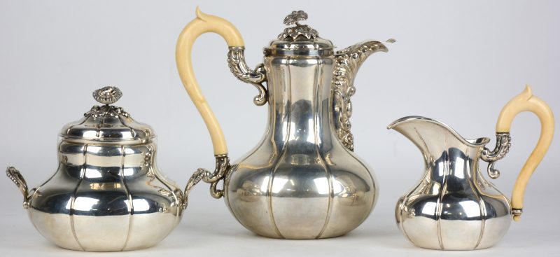 Een koffiepot, een een suikerpot en een melkkannetje van zilver met ivoren handvatten. Belgische keur, 800 ‰. 1831 - 1868. Makersmerk ‘D’ in een Davidster.