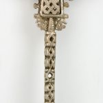 Een opengewerkt Ethiopisch kruis met een kruisvormig schrijntje met een beeltenis van Christus. +/- 300 g.