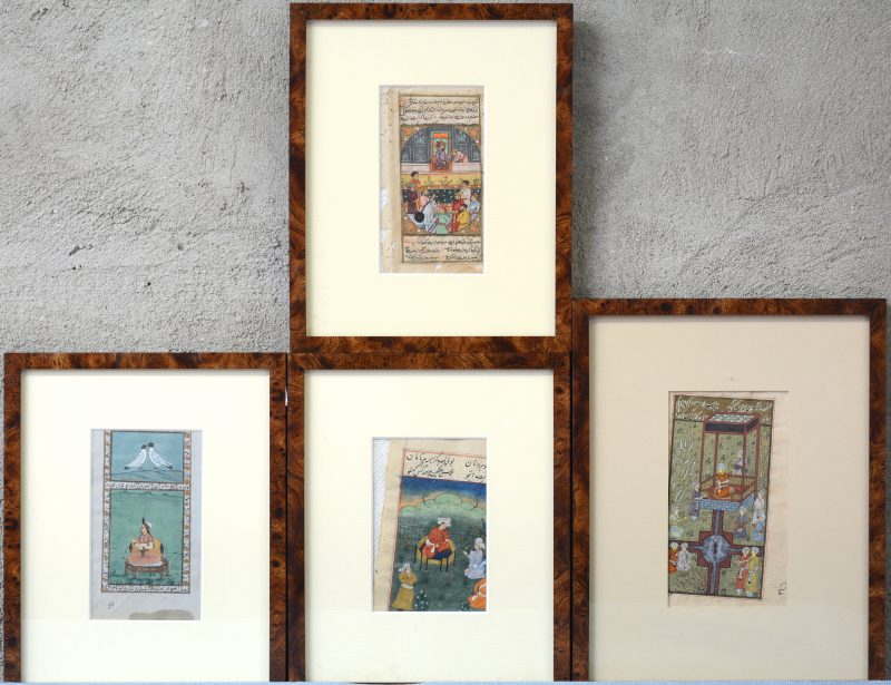 Een reeks van vier handgeschilderde Perzische miniaturen op papier.