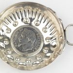 Een 800‰ zilveren schaaltje met een ingelegd Imperiaal Frans 5-Frankstuk uit 1868. Onleesbare keur.