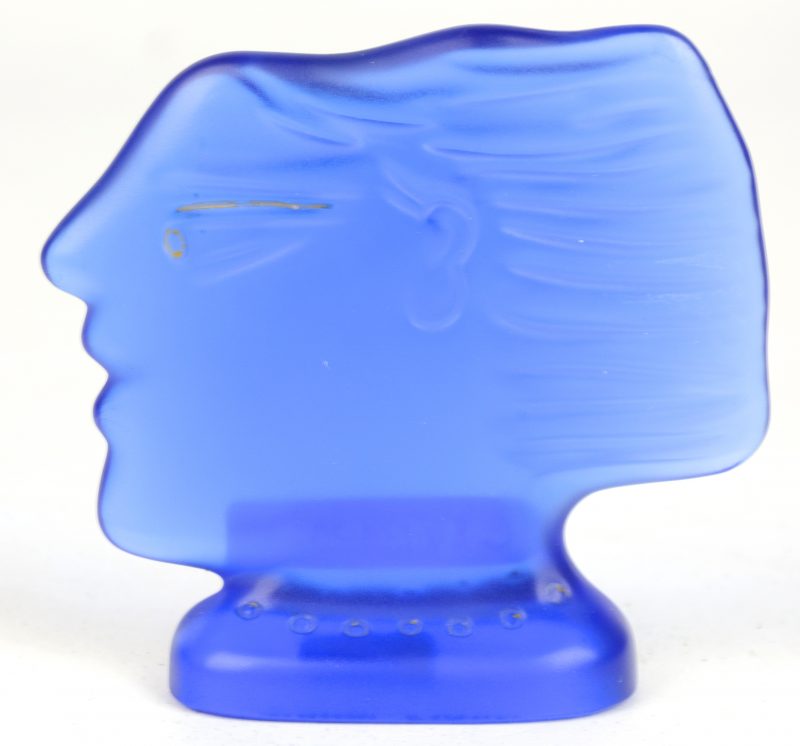 Hoofdje in profiel van blauw gesatineerd glas. Onderaan gemerkt en gesigneerd.