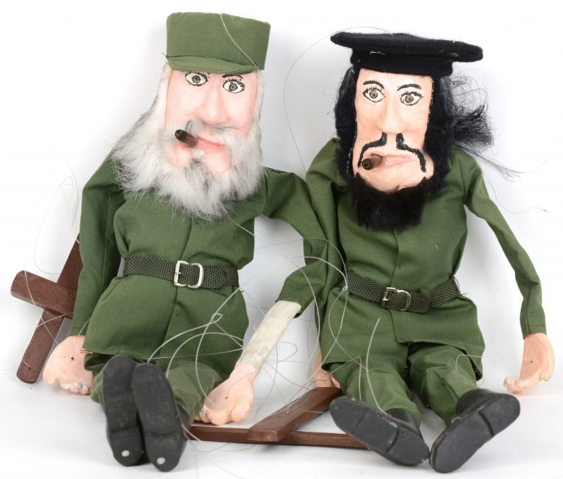 “Fidel en Ché”. Twee marionetten van textiel, leder en geschilderd gips. Geheel met de hand vervaardigd. Zuid-Amerikaans werk.