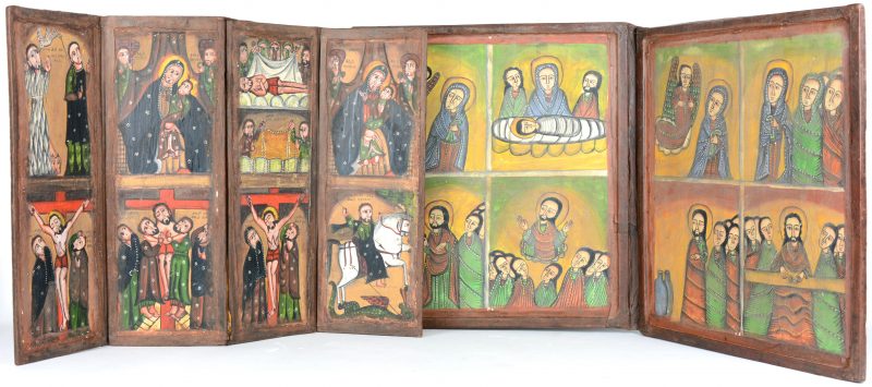 Een diptiek (46 x 41 cm gesloten) en een triptiek (45 x 32 cm gesloten) met rustieke religieuze voorstellingen. Handgeschilderd en met leder ingebonden.