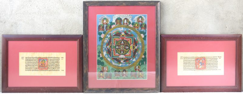 Een tanka (40 x 31 cm) en twee mandalas (14 x 30 cm) in gouache op papier. Indisch werk.