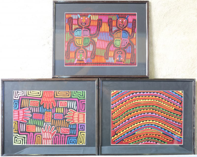 Drie ingelijste Mola’s. Textielkunst van de Indianen van het eiland San Blas (Colombia). Bestaande uit diverse lagen stof.