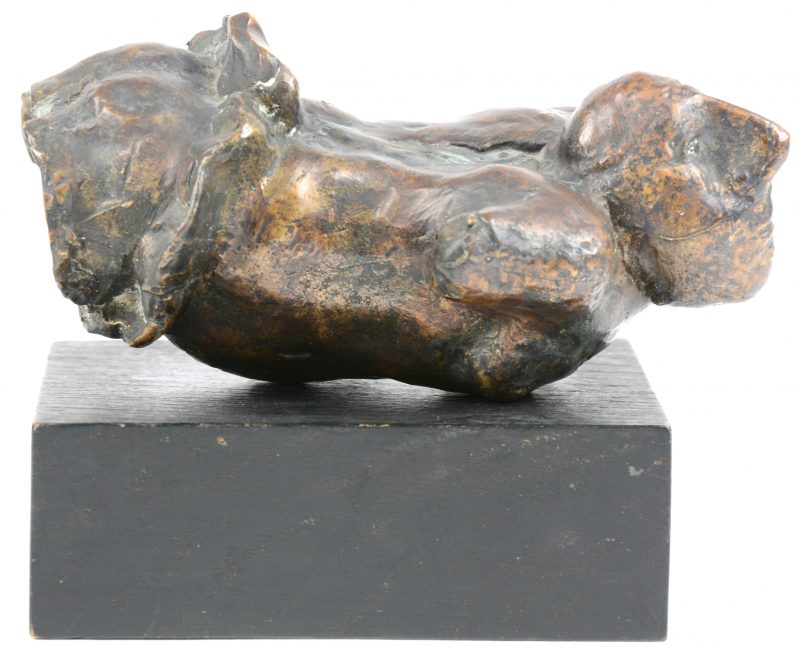 “Comediant”. Bronzen beeldje op houten sokkel. Binnenin toeschrijving op papier en datum 1991.
