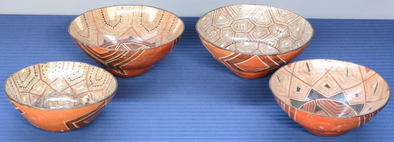 Vier schalen van fijn aardewerk met geometrische versieringen en telkens een dier in reliëf op de bodem. Shipibo-indianen, Peru.
