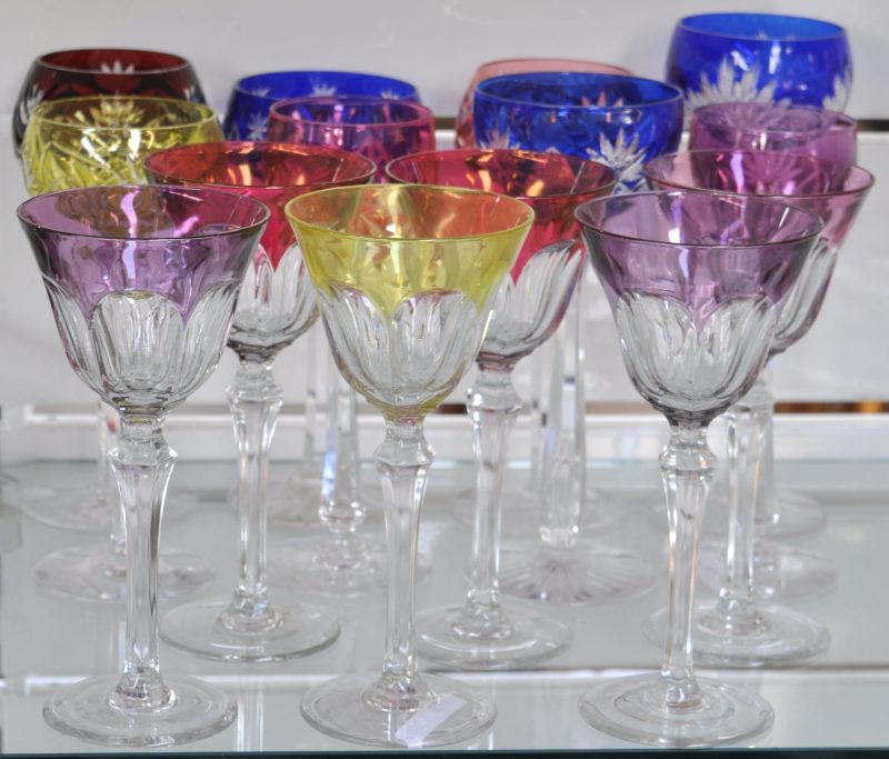 Veertien gekleurde glazen van Val Saint-Lambert. Diverse modellen.