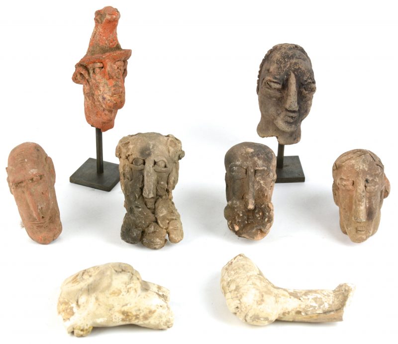 Acht diverse hoofdjes van terracotta en kalksteen (enige kleine letsels). Zuid-Amerika.