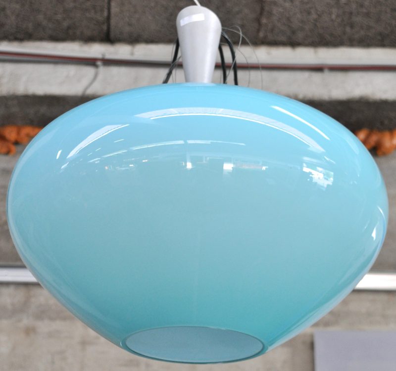 Een grote bolle designluchter met een kap van blauw Muranoglas.