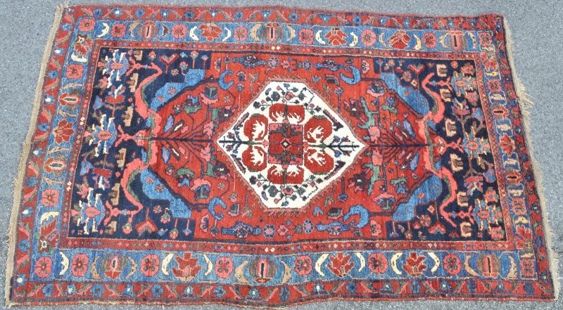 Een antiek handgeknoopt Ooster tapijt.