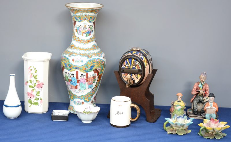Een lot porselein en aardewerk, bestaande uit een likeurvaatje, Drie vazen, waaronder een Chinese, een pul, bloemen, figuurtjes en een schaaltje.