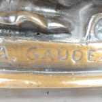 “De vioolspelende hulpkok”. Een beeld van bruingepatineerd brons op arduinen sokkel. Postume geut.