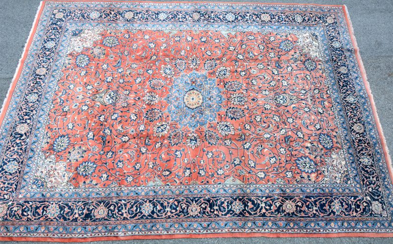 Een handgeknoopt wollen Sarouck tapijt.