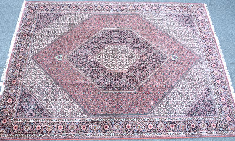 Een handgeknoopt wollen Bidjar tapijt.