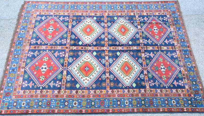 Een handgeknoopt wollen Shiraz tapijt.