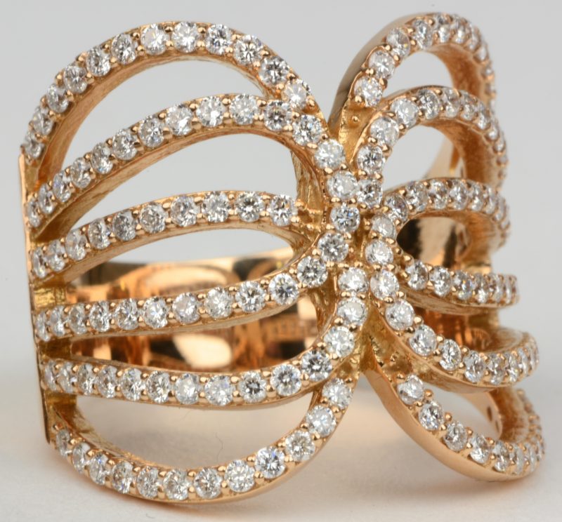Een 18 karaats roze kleurige gouden ring bezet met 150 diamanten met een gezamenlijk gewicht van ± 1,41 ct.