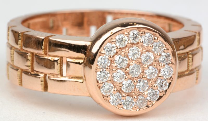 Een 18 karaats roze kleurige gouden ring bezet met diamanten met een gezamenlijk gewicht van ± 0,31 ct. Cartier stijl.