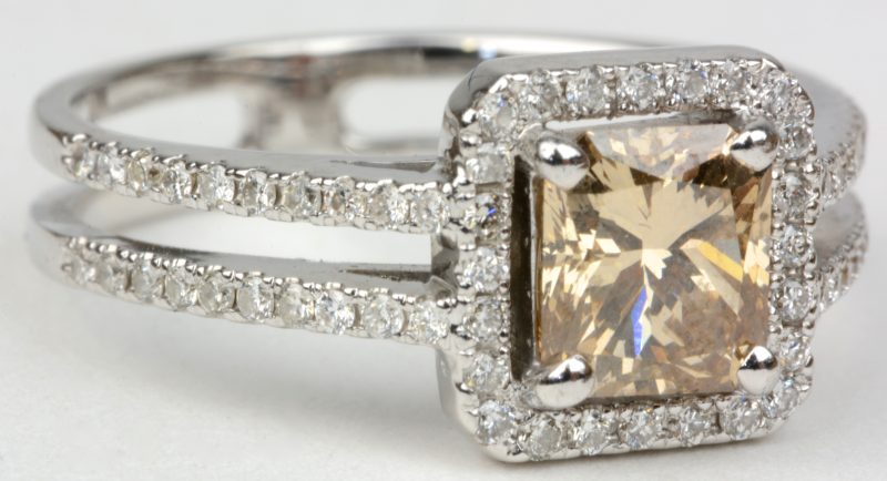 Een 18 karaats wit gouden ring bezet met diamanten met een gezamenlijk gewicht van ± 0,48 ct. en een centrale fency diamant van ± 0,91 ct.