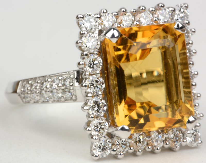 Een 18 karaats wit gouden ring bezet met diamanten met een gezamenlijk gewicht van ± 1,23 ct. en een centrale citrine van ± 6,10 ct.