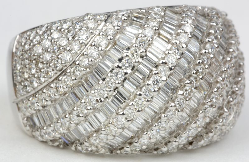 Een 18 karaats wit gouden ring bezet met diamanten en baguetten met een gezamenlijk gewicht van ± 2,20 ct.