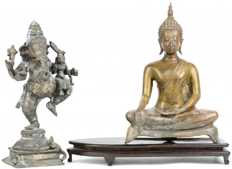 Een zittende Boeddha en een voorstelling van Ganesh.