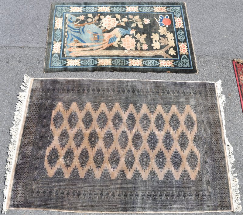 Een handgeknoopt Morikarpetje van wol en katoen. We voegen er een Chinees wollen tapijtje met een voorstelling van een paradijsvogel aan toe.