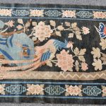 Een handgeknoopt Morikarpetje van wol en katoen. We voegen er een Chinees wollen tapijtje met een voorstelling van een paradijsvogel aan toe.