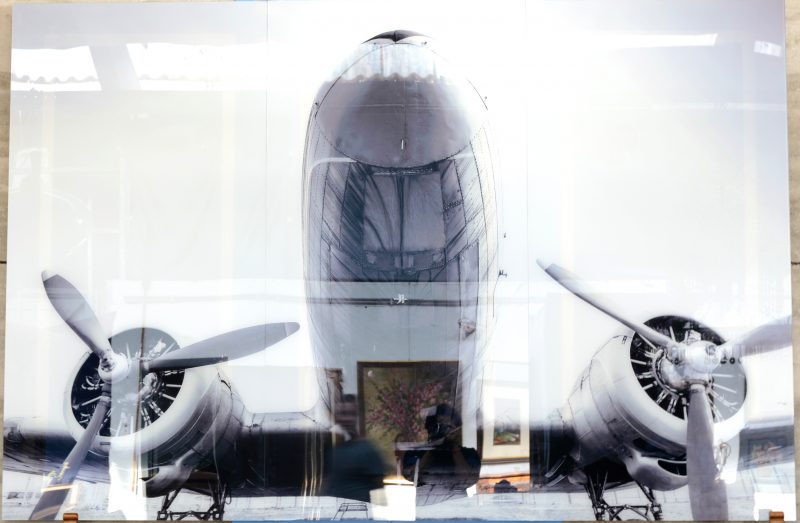 Drie plexiglazen decoratieve panelen die samen een vooraanzicht van een vliegtuig vormen.