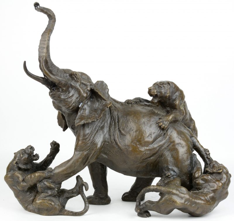 “De belaagde olifant”. Een groep van bruingepatineerd brons.