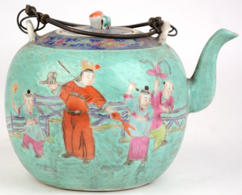 Een theepot van Chinees porselein met een meerkleurig decor van personages op blauwe fond. Onderaan gemerkt.