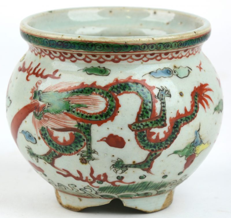 Een kleine Chinese cachepot van meerkleurig porselein met een paradijsvogel en een draak in het decor. Onderaan gemerkt.