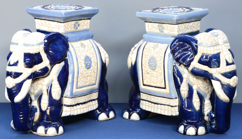 Een paar piedestals van meerkleurig porselein in de vorm van Indische olifanten.