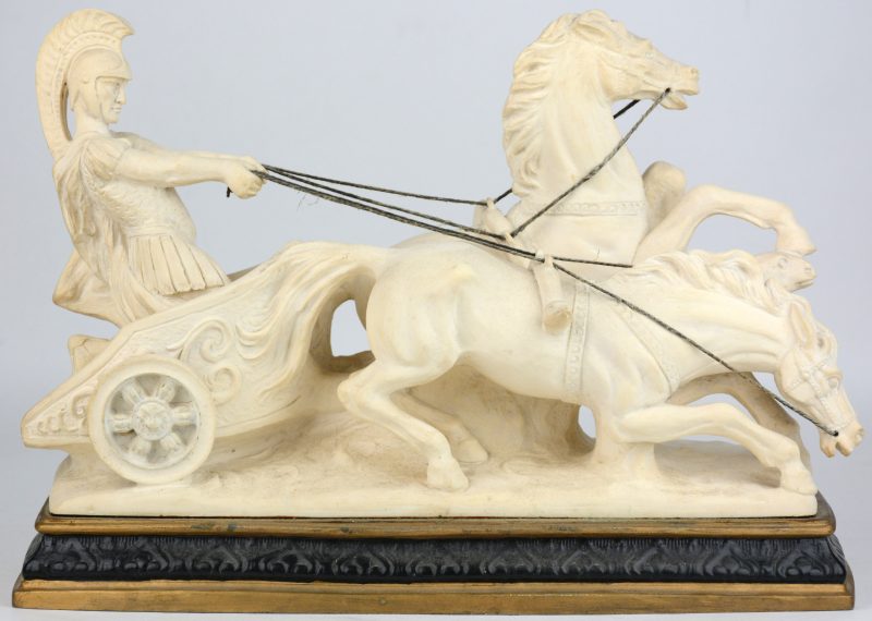 “Romeins wagenmenner”. Een beeld van witgepatineerd plaaster naar een werk van A. Santini.