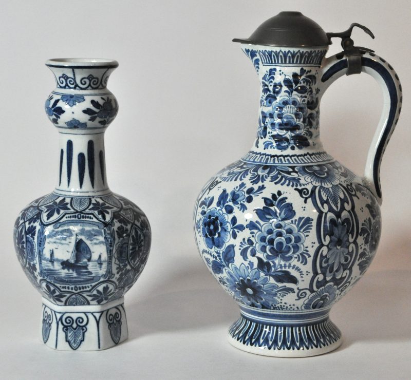 Een knobbelvaas en een klepkan van blauw en wit Delfts aardewerk. Onderaan gemerkt.