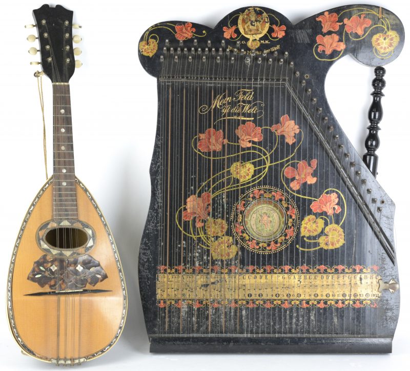 Een zwartgelakte houten zither met handgeschilderd bloemendecor. We voegen er een mandoline aan toe. (Achteraan gebarsten)