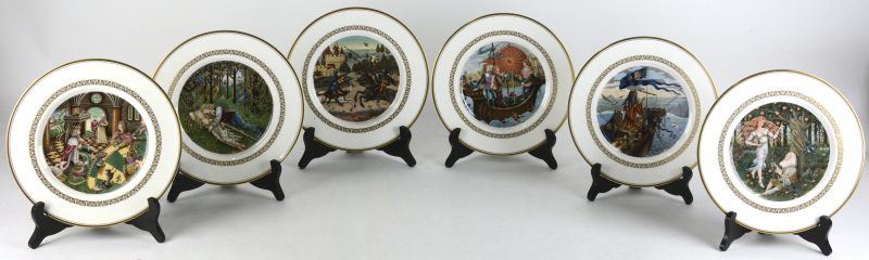 “The King Arthur plates”. Een serie van zes porseleinen borden, gedecoreerd met scènes uit het verhaal van Koning Arthur. Allen in originele doos.