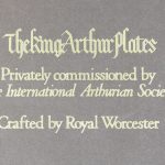 “The King Arthur plates”. Een serie van zes porseleinen borden, gedecoreerd met scènes uit het verhaal van Koning Arthur. Allen in originele doos.