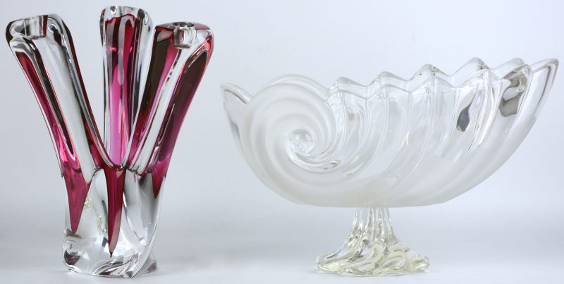 Een schelpvormige coupe van kleurloos en deels gesatineerd glas en een driearmige designkandelaar van rood kristal. Resp. gemerkt Lalique en Val St. Lambert.