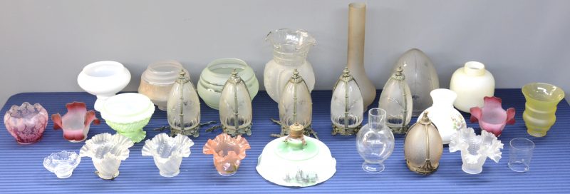 Een lot van 26 glazen lampenkappen in diverse soorten en vormen.