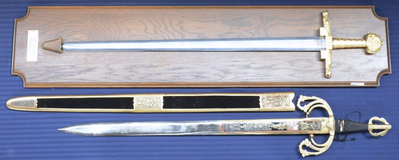 Twee replica’s van zwaarden, waaronder een replica van het zwaard van Keizer Karel.