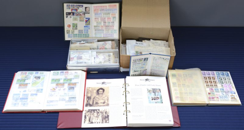 Een verzameling postzegels, bestaande uit een aantal volle insteekboekjes, een album met betrekking tot Europese vorstenhuizen en enkele dozen losse zegels.