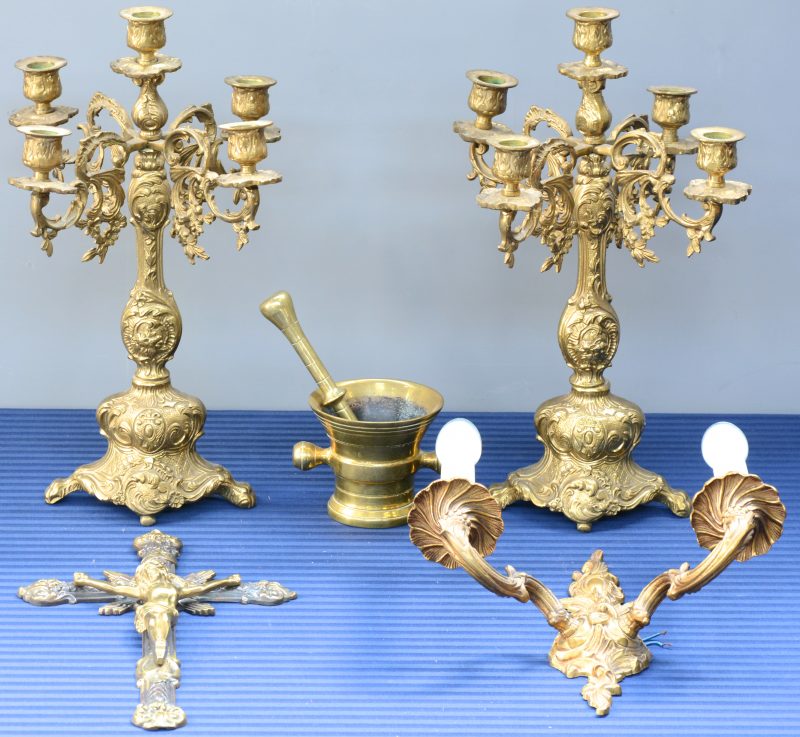 Een lot brons en koper, bestaande uit twee kandelaars in Lodewijk XV-stijl, een kruisbeeld, een vijzel en een applique met twee lichtpunten.
