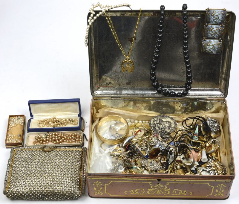Een groot lot fantasie juwelen allerlei in oude metalen doos. We voegen er een poedertasje met spiegels aan toe.