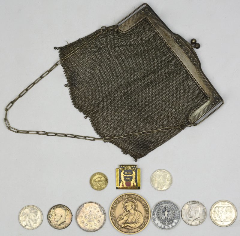 Een verzilverd metalen handtasje met inhoud van vier verschillende zilveren munten. e.a.