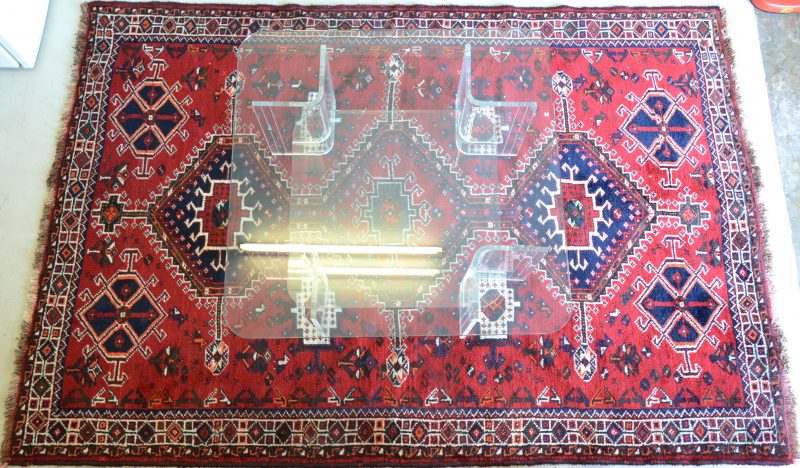 Een Perzisch tapijt van wol. Handgeknoopt.