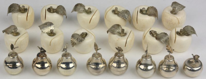 Een lot van twaalf appelvormige naamkaarthoudertjes van ivoor en zilver. We voegen er zeven peervormige en een appelvormig houdertje van zilver aan toe.