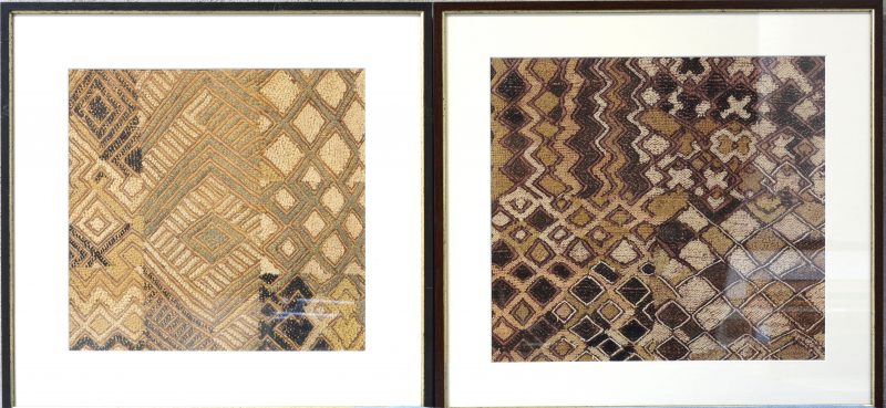 Twee ingelijste Mola’s. Textielkunst van de Indianen van het eiland San Blas (Colombia). Bestaande uit diverse lagen stof.